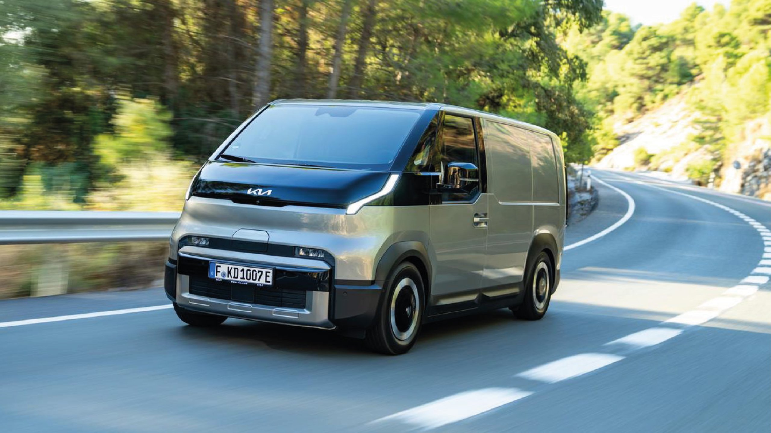 Voiture électrique Kia sur une route du Morbihan