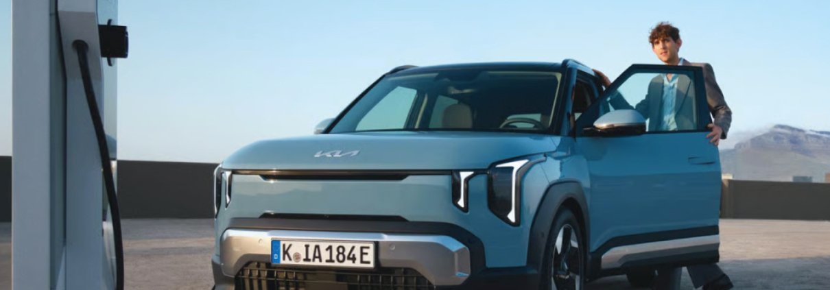Borne de recharge rapide pour voiture électrique sur un axe routier en Bretagne, disponible pour les trajets de vacances en 2026