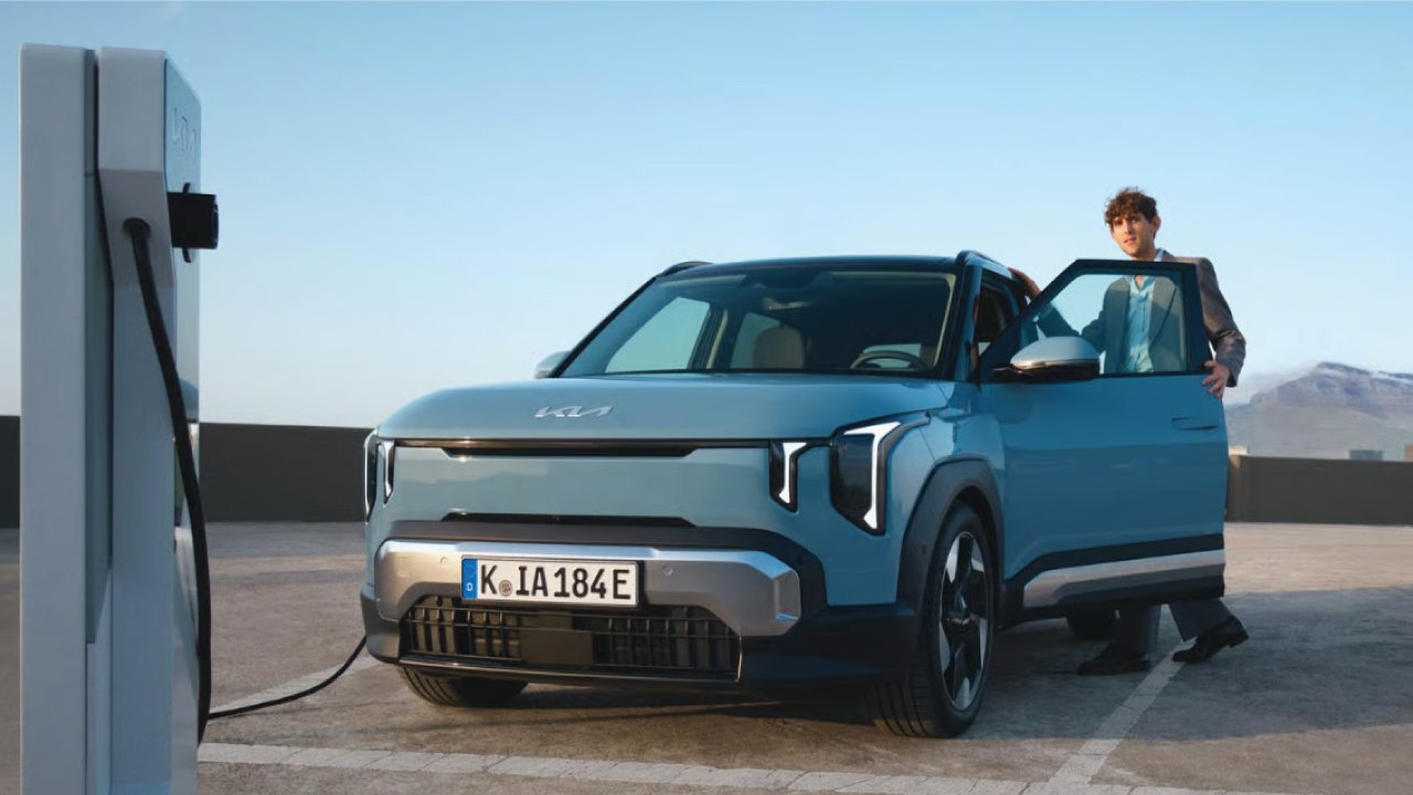 Actualités-portes-ouvertes Borne de recharge rapide pour voiture électrique sur un axe routier en Bretagne, disponible pour les trajets de vacances en 2026