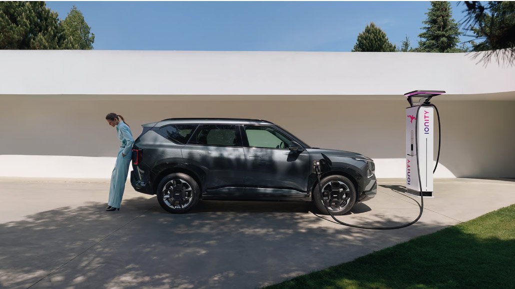 Kia EV5 électrique en charge sur une borne Ionity à domicile dans le Morbihan, illustrant la préservation de la batterie sur la durée