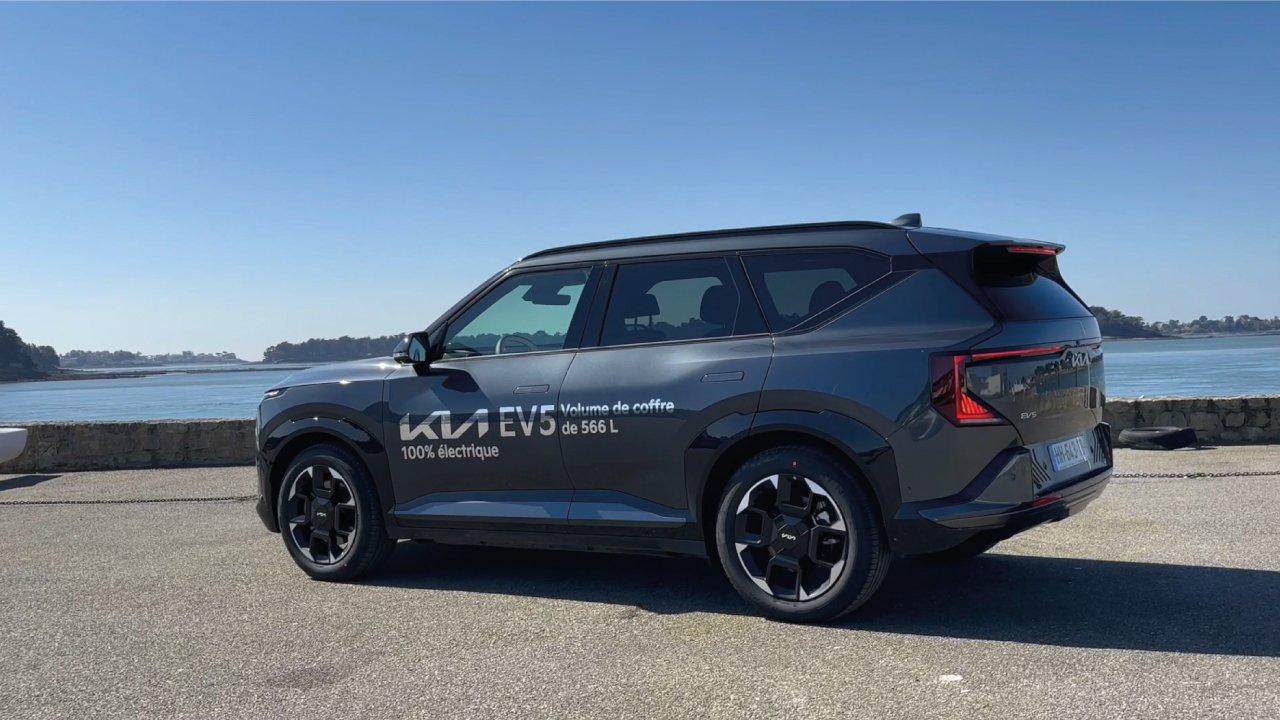 Kia EV5 100% électrique sur une route côtière en Bretagne lors de vacances d'été en 2026