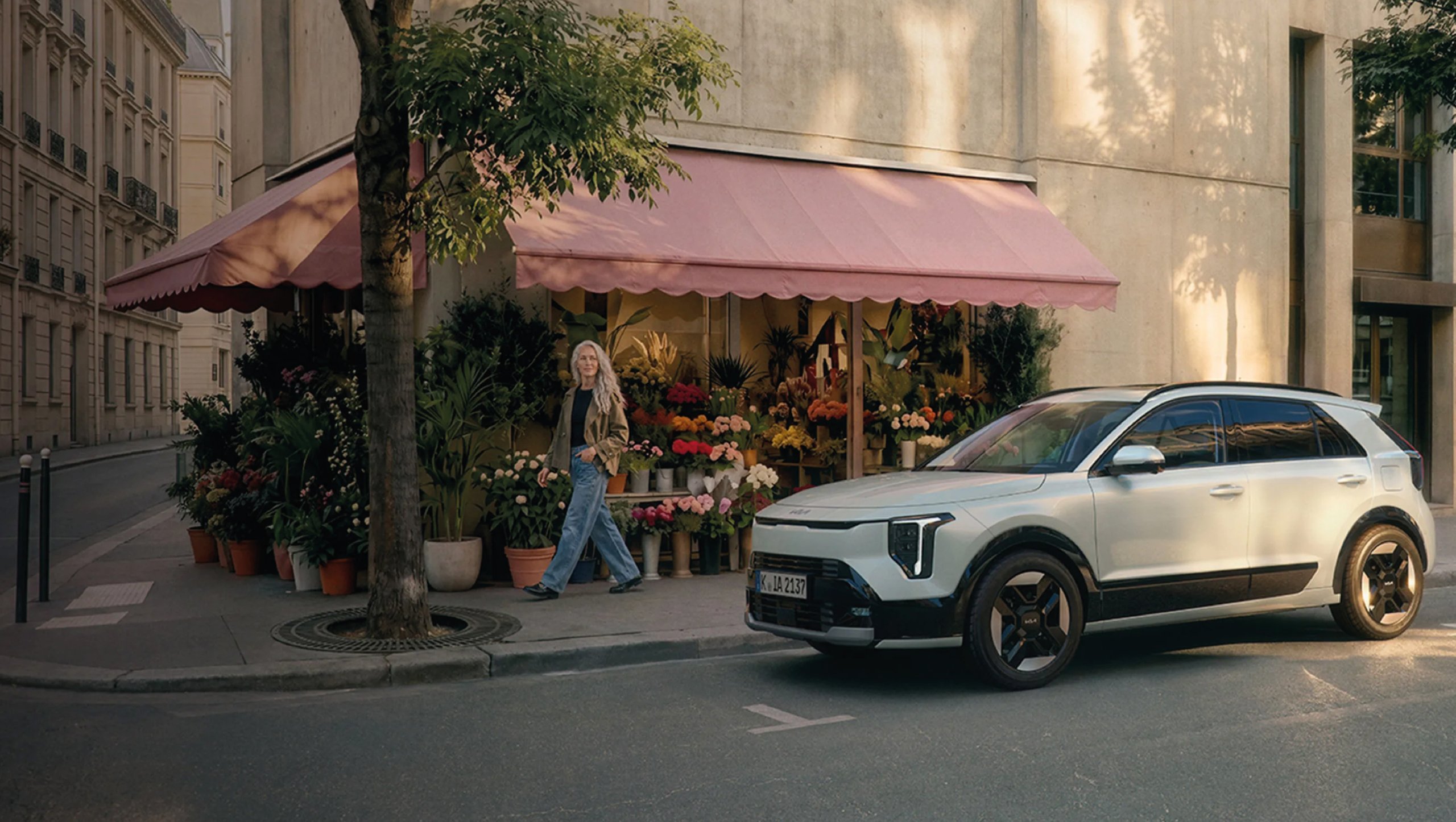 Nouveau Kia Niro Hybride 2026 restylé avec sa signature lumineuse verticale, disponible chez Kia Cap Orient dans le Morbihan
