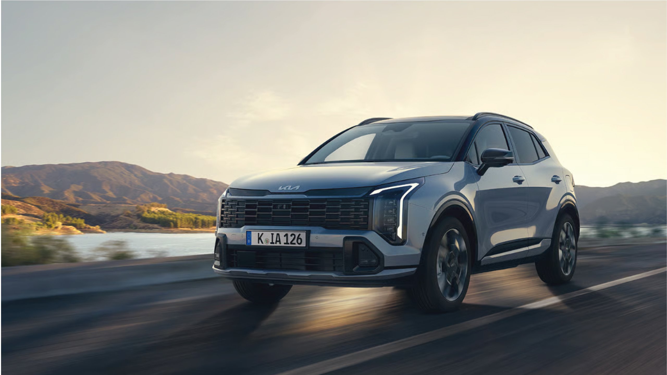 Kia Sportage Hybride restylé 2026 de 239 ch sur une route du Morbihan