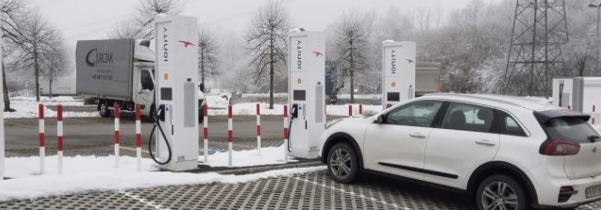 Kia électrique en recharge rapide sur une borne DC par temps froid en Bretagne, illsutrant l'intérêt du préconditionnement