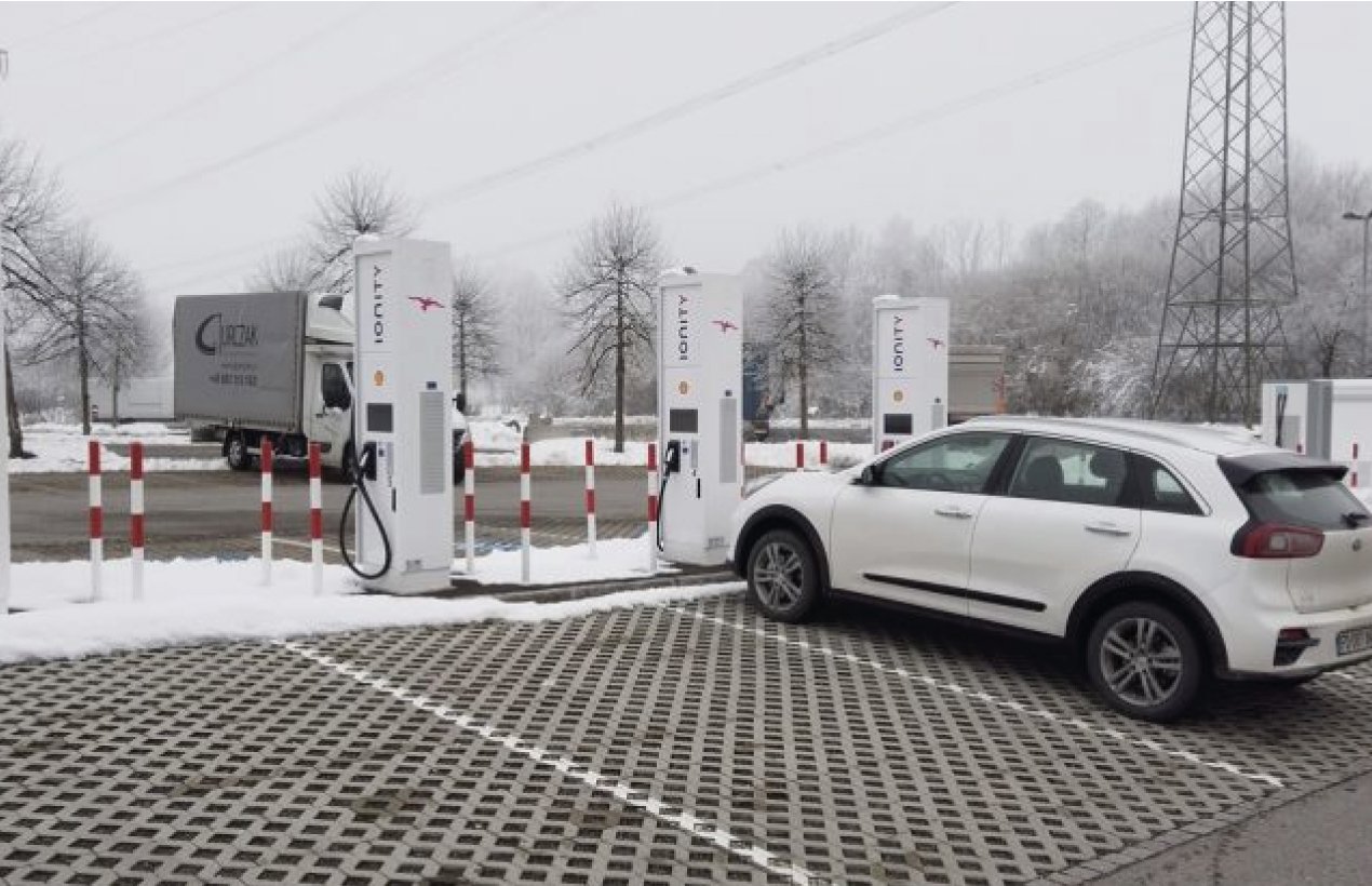Actualités-portes-ouvertes Kia électrique en recharge rapide sur une borne DC par temps froid en Bretagne, illsutrant l'intérêt du préconditionnement